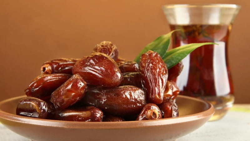 خرما رطب زرد عسلی با رنگ روشن و طعم شیرین